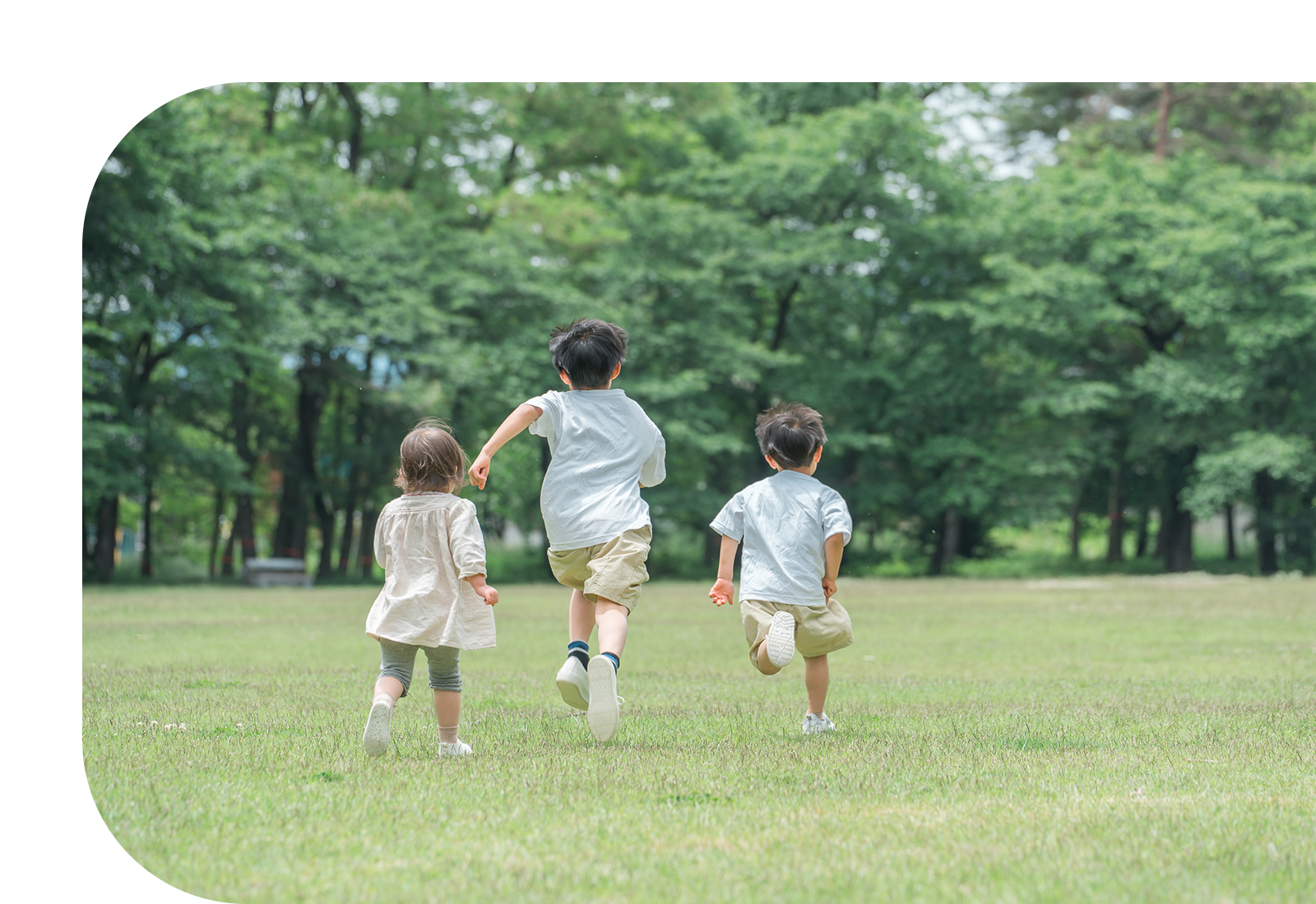 写真:子供が走る後ろ姿